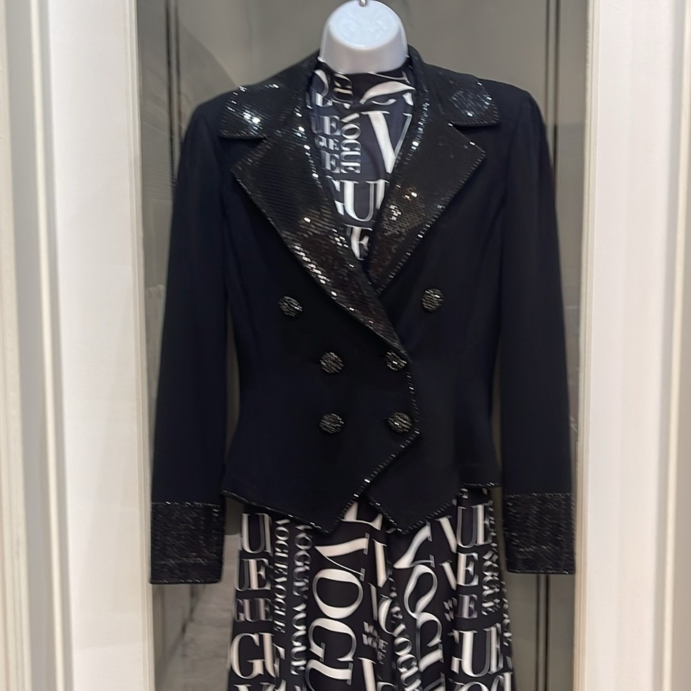 St. John ladies jacket size 6 listing is for the jacket only